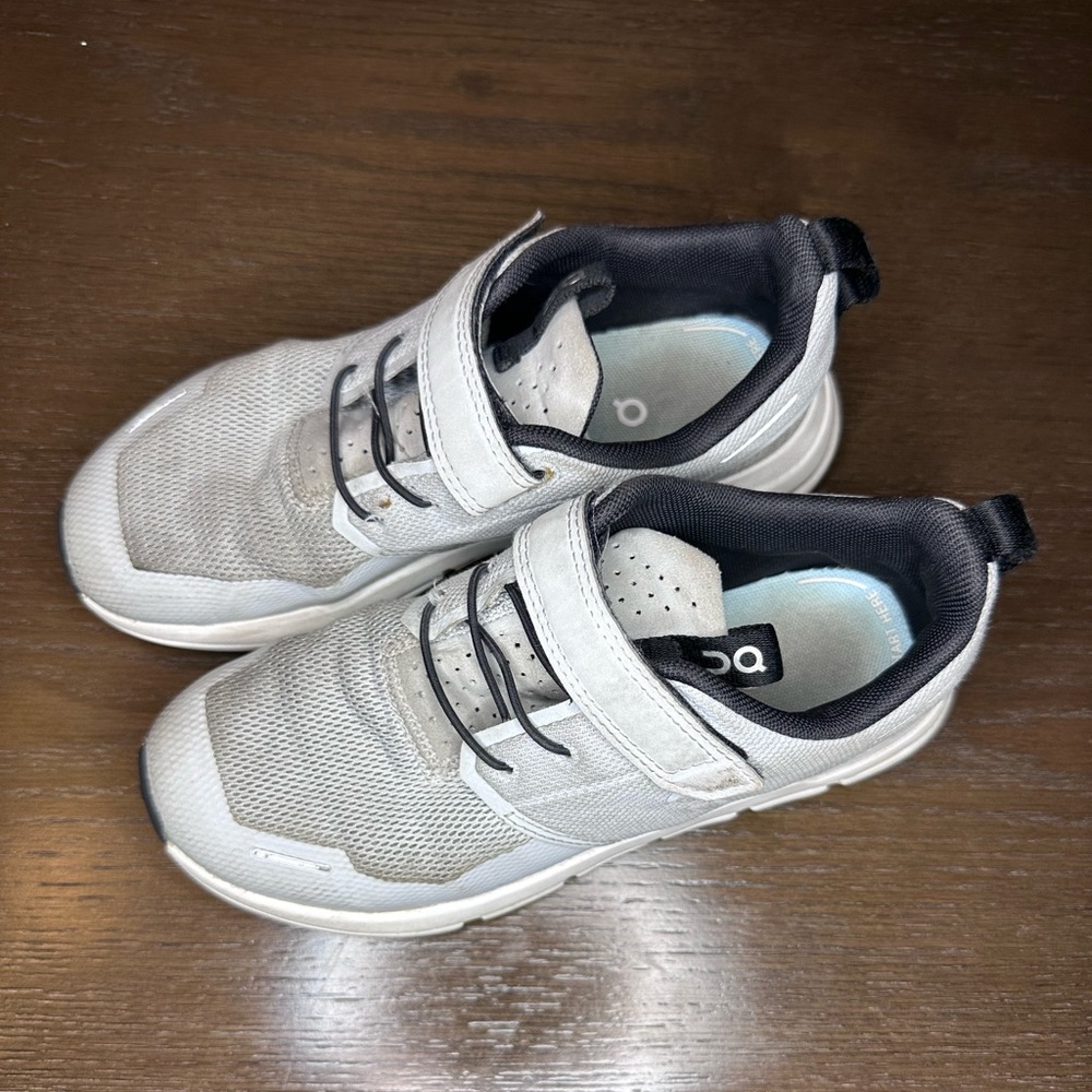 Kids On Cloud sneakers size 1.5